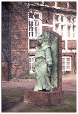 Luther-Denkmal beim Moorfleeter Pastorat