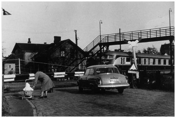 Bahnübergang und die Fußgängerbrücke in den 1950er-Jahren